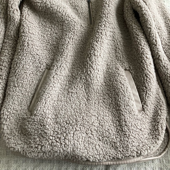 Women’s A & F Oversized Sherpa Taupe Gray Size Small NWOT - Picture 4 of 5